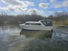 Viking 23 River cruiser, Boat