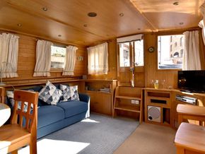 Widebeam 60 x 10 Cruiser Stern with London Mooring - Interior