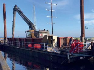 Flat top Barge with 2 spuds and hold 32m