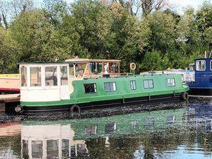 Widebeam barge