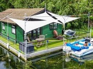Water Bungalow Lodge with add mooring, res recr.