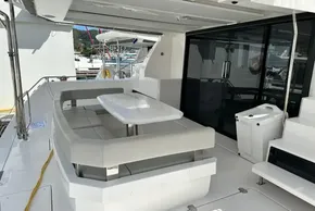 2025 Robertson and Caine Leopard 46 Powercat, featuring a sleek outdoor seating area.