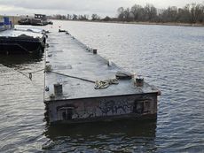 Mooring pontoon