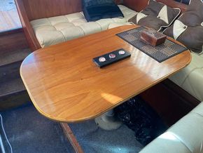 Seamaster 30 Flybridge with bow galley - Saloon Table