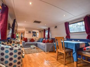 Wide Beam 66ft with London mooring  - Saloon