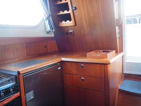 Fridge and storage - saloon stb side
