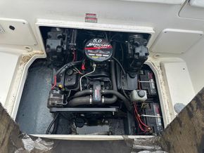 Sea Ray 215 Express Cruiser  - Engine