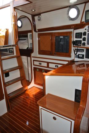 Passage to aft cabin