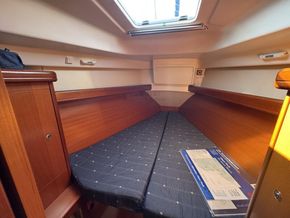Beneteau Oceanis 343 Clipper  - Forward Cabin