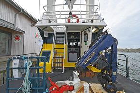 Aft deck towing hook and crane