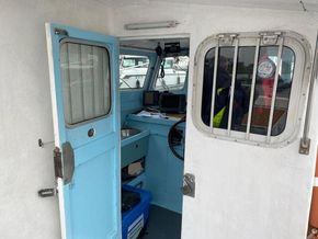 Offshore 27 Fast Fisher  - Companionway