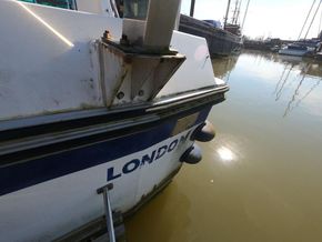 Fairline 32 Sedan  - Hull Close Up