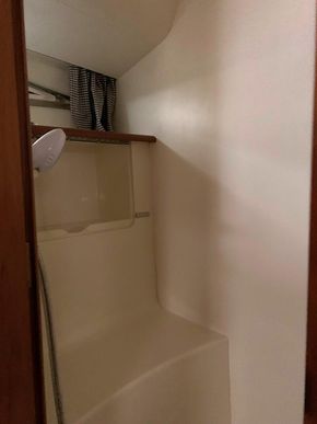 Broom 42CL - Aft Cabin Ensuite Shower Room