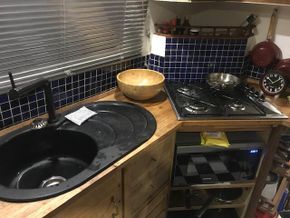 Kitchen sink and cooker