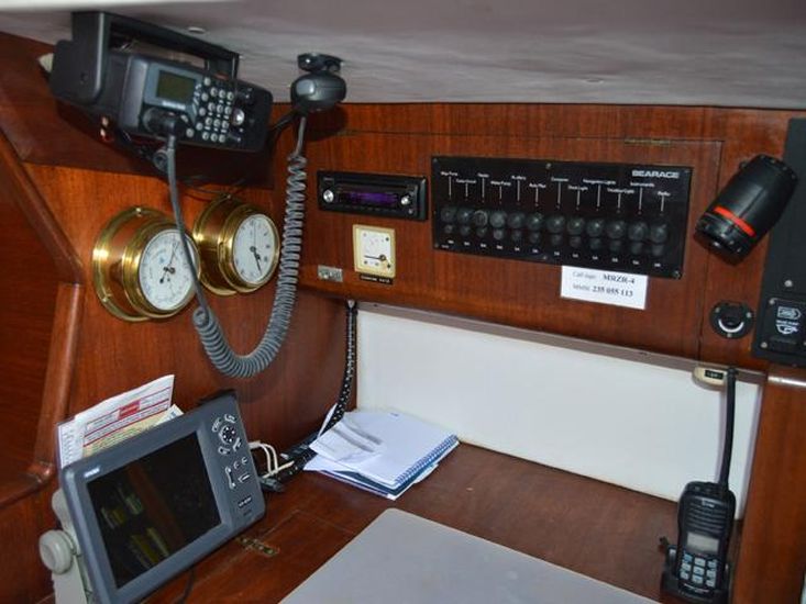 1982 Oyster 37