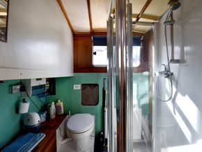 Motor Cruiser 40ft with London Mooring - Heads