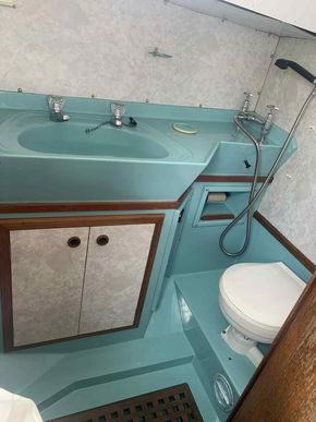 Front toilet/shower room
