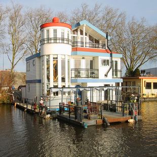 Floating Home Unique