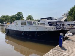 Superb houseboat cruiser