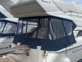 Fairline Phantom 38  - Cockpit Tent