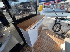 2018 Sealine C330