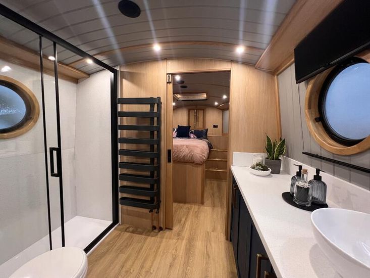 BESPOKE BOAT CO 65ft WIDEBEAM