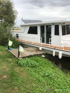 House boat