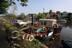 Barge on stunning Thames mooring