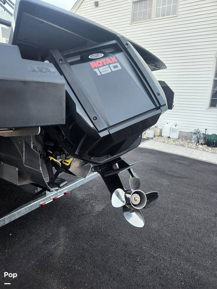 2024 Manitou 22 max bench