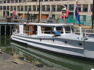Classic  Cruiser Houseboat and Mooring