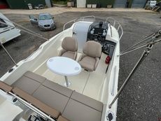 Quicksilver 555 activ cabin