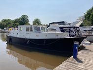 Superb houseboat cruiser