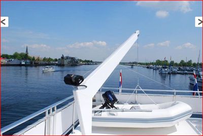 Optional crane on upper deck border=