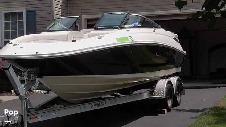 2013 Sea Ray 220 sundeck