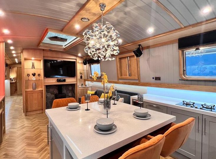 BESPOKE BOAT CO 65ft WIDEBEAM