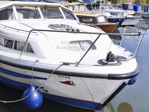 Connoisseur 1370 Large centre cockpit 3 double cruiser - Bow