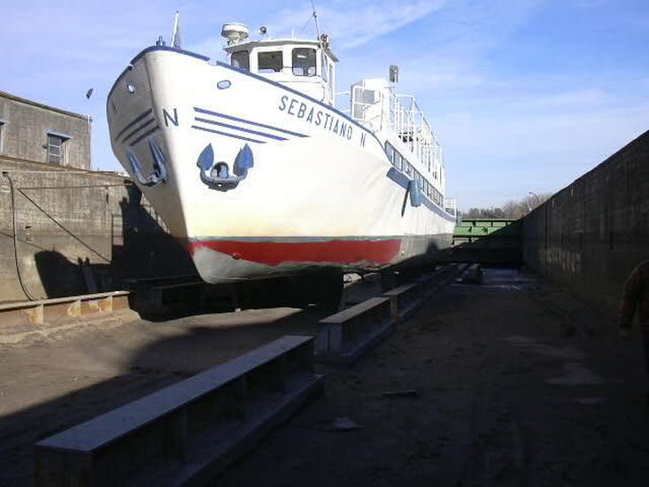 motonave trasporto passeggeri per acque