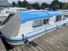 Alpha 29 river cruiser, Boat