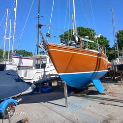 Sovereign 32 Sailing Boat (Great Condition)