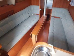Hunter Horizon 30 Bilge Keel - Saloon