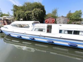 Connoisseur 1370 Large centre cockpit 3 double cruiser - Exterior