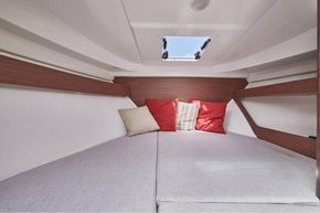 Jeanneau Merry Fisher 795 - forward cabin with double berth