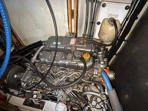 Moody 38  - Engine