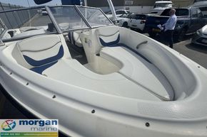 Bayliner 175 - bow seating area
