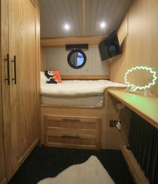 BESPOKE BOAT CO 65ft WIDEBEAM