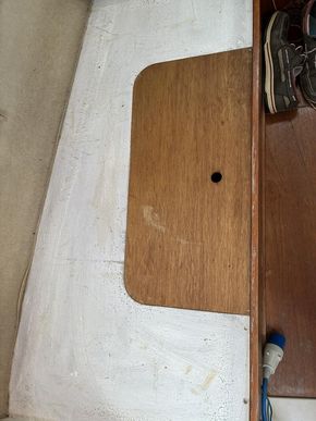 Port Saloon berth 