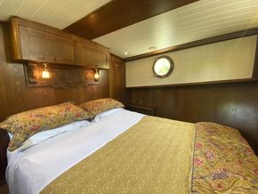 Master bed with its 8 drawers