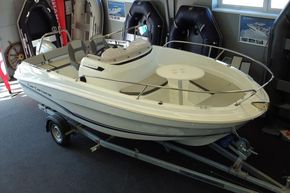 Jeanneau Cap Camarat 5.5 CC - bow seating from starboard side