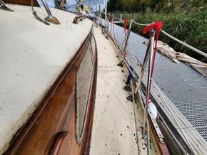 Super Sovereign 35  - Side Deck