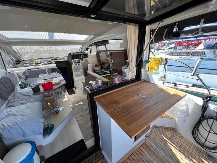 2018 Sealine C330